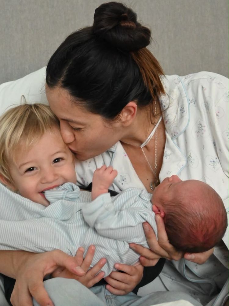 Nicole Luis junto a sus hijos.
