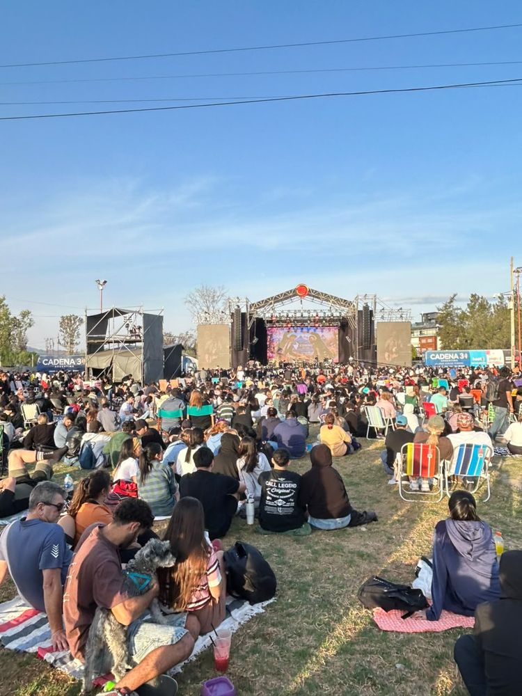 El picnic fue otra de las postales de la Primavera, con familias y grupos de amigos disfrutando al aire libre junto al lago San Roque.