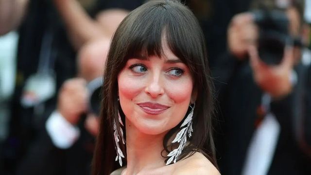 Dakota Johnson habló sobre su presente personal y profesional en la nueva edición de Vogue.