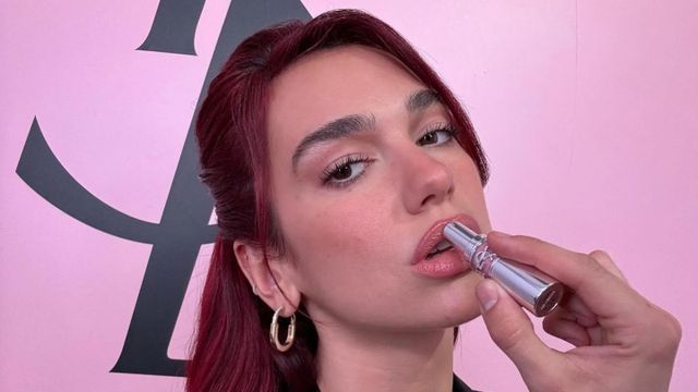 El truco de Dua Lipa para hacer que sus labios se vean más grandes.