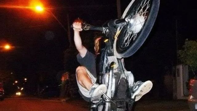 Moto haciendo Willy