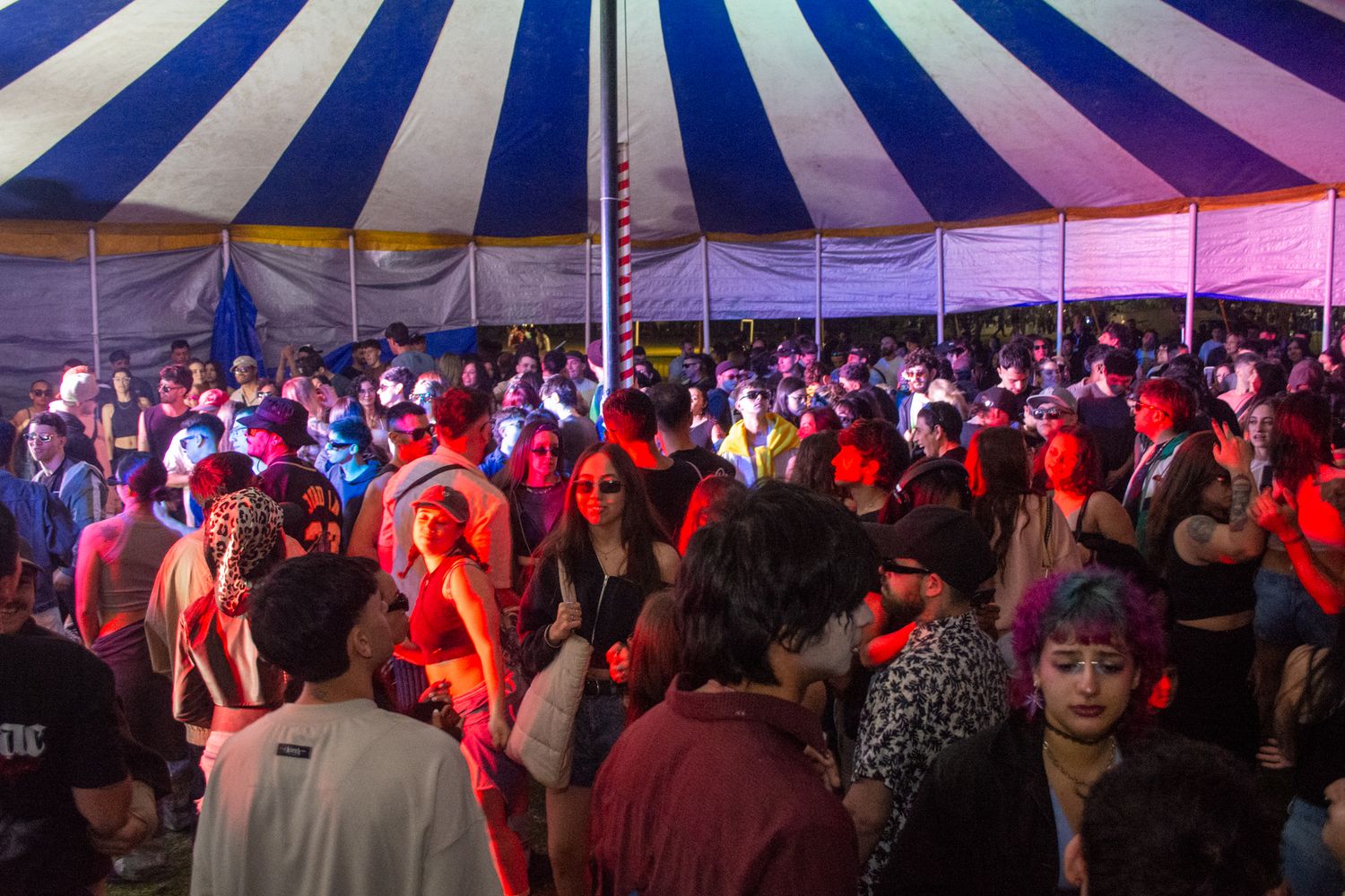 La música electrónica también tuvo su espacio en la Primavera 2026, con una propuesta que hizo bailar al público junto al lago San Roque.