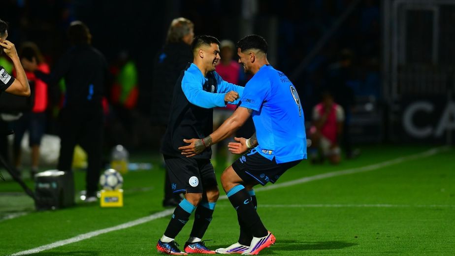 Lucas Passerini festeja el gol del triunfo de Belgrano con "Uvita" Fernández. Dos de los delanteros que destacó el Luifa Artime.