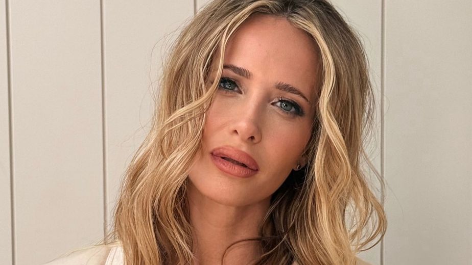 Ni vestido ni blanco: Julieta Prandi marcó tendencia con el audaz look elegido para su casamiento por civil