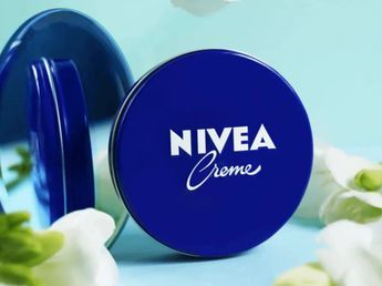 Cuál es la mejor forma de aplicar la crema Nivea de la lata azul para ayudar a eliminar las patas de gallo