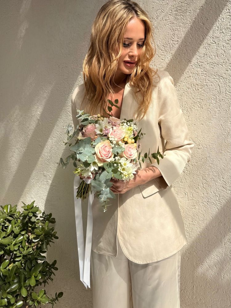 Ni vestido ni blanco: el audaz look de novia elegido por Julieta Prandi para su casamiento por civil