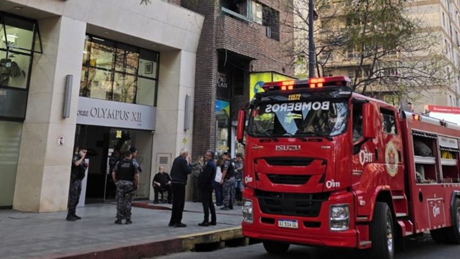 Dos dotaciones de Bomberos combatieron el fuego en un edificio sobre La Cañada.