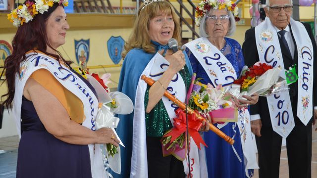 Nilda Sánchez, al centro, coronada reina del Festejo del Adulto Mayor 2026 de Palpalá, acompañada por sus princesas Celina Rodríguez y Elva Riquelme. Con ellas, Julio Barrionuevo, elegido "Chico 10" de la fiesta.