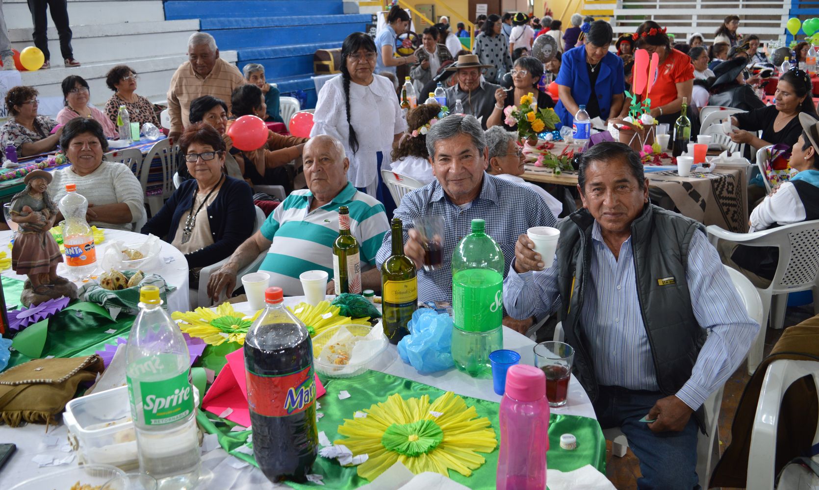 Con la modalidad "a la canasta", los asistentes compartieron y participaron con entusiasmo en el Festejo del Adulto Mayor, realizado en Palpalá.