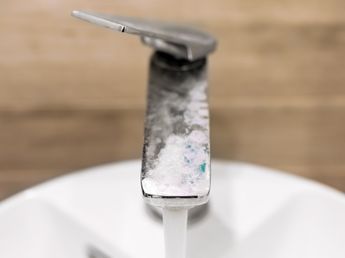 Ni lavandina ni limpiavidrios: el truco casero para eliminar el sarro del baño, según los expertos