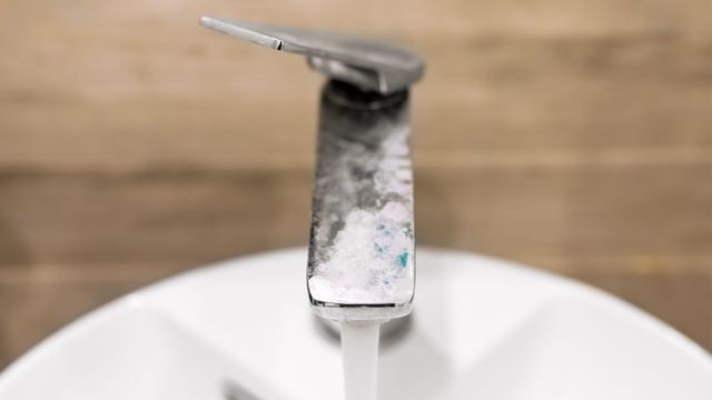 El truco definitivo para quitar el sarro de las griferías.