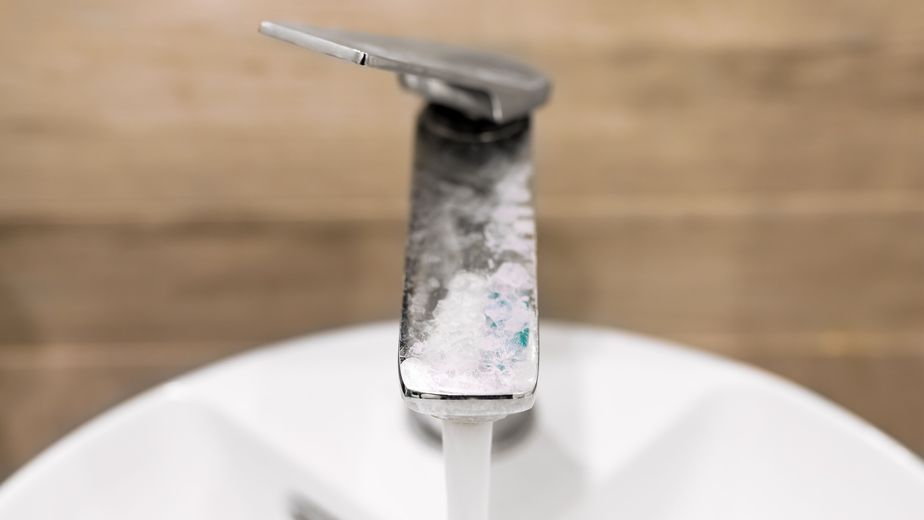Ni lavandina ni limpiavidrios: el truco casero para eliminar el sarro del baño, según los expertos