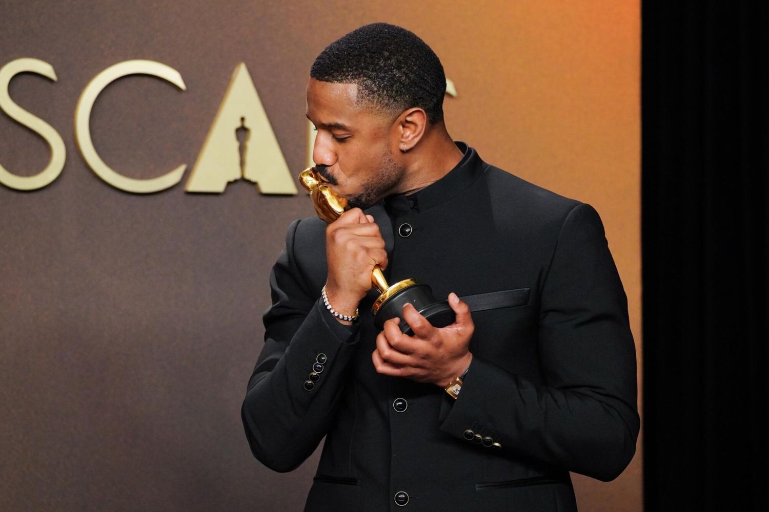 Michael B. Jordan atraviesa el momento más importante de su carrera después de ganar su primer Oscar por Sinners.