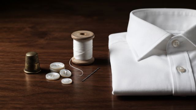 Casi nadie lo sabe: qué significa el botón que tienen algunas camisas en la parte trasera del cuello