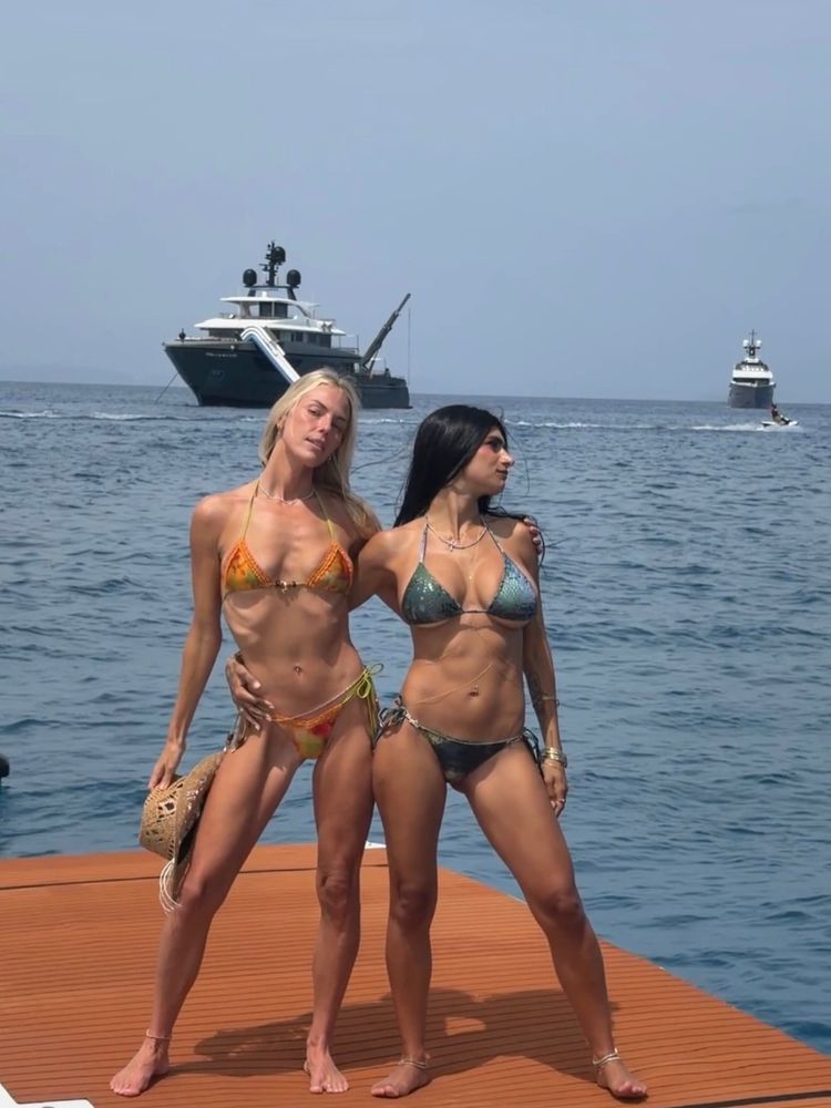 Desde Formentera, Mia Khalifa y Jenna Lee posaron juntas y arrasaron con la tendencia del verano