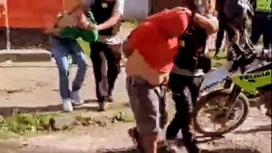 El operativo, a cargo de la División Robos y Hurtos, dejó como saldo una pistola calibre .22 secuestrada y un vehículo decomisado.