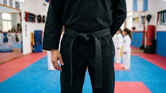 Jueces de Jujuy condenaron a un instructor de artes marciales a nueve años de prisión por abuso sexual y corrupción de una menor, y lesiones. (Imagen ilustrativa generada con IA)