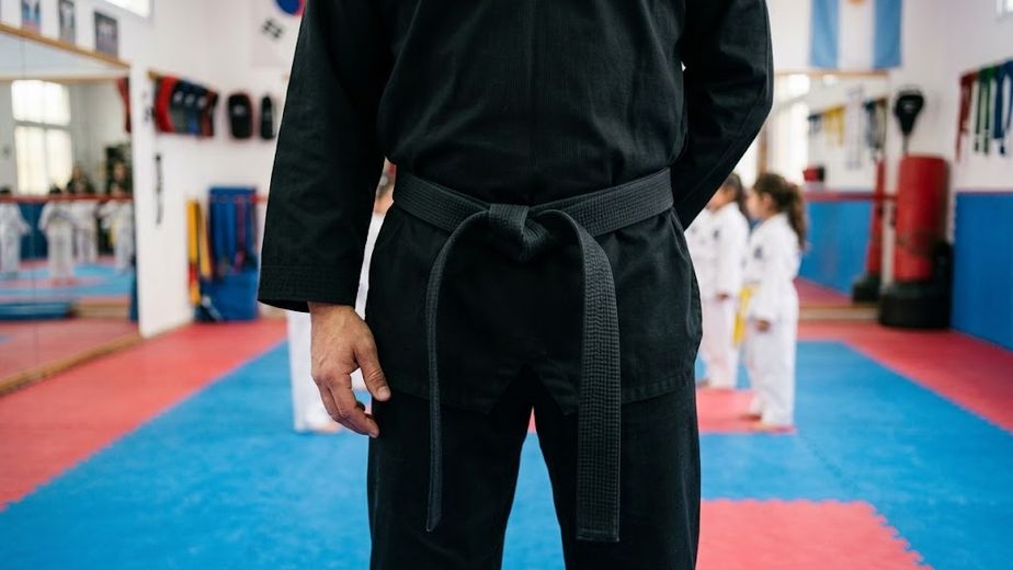Jueces de Jujuy condenaron a un instructor de artes marciales a nueve años de prisión por abuso sexual y corrupción de una menor, y lesiones. (Imagen ilustrativa generada con IA)