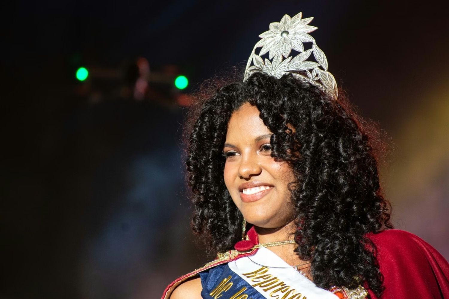 Con la artística corona de filigrana que la consagra reina del estudiantado jujeño, Morella Gira López es la representante provincial en la 75.ta Fiesta Nacional de los Estudiantes.