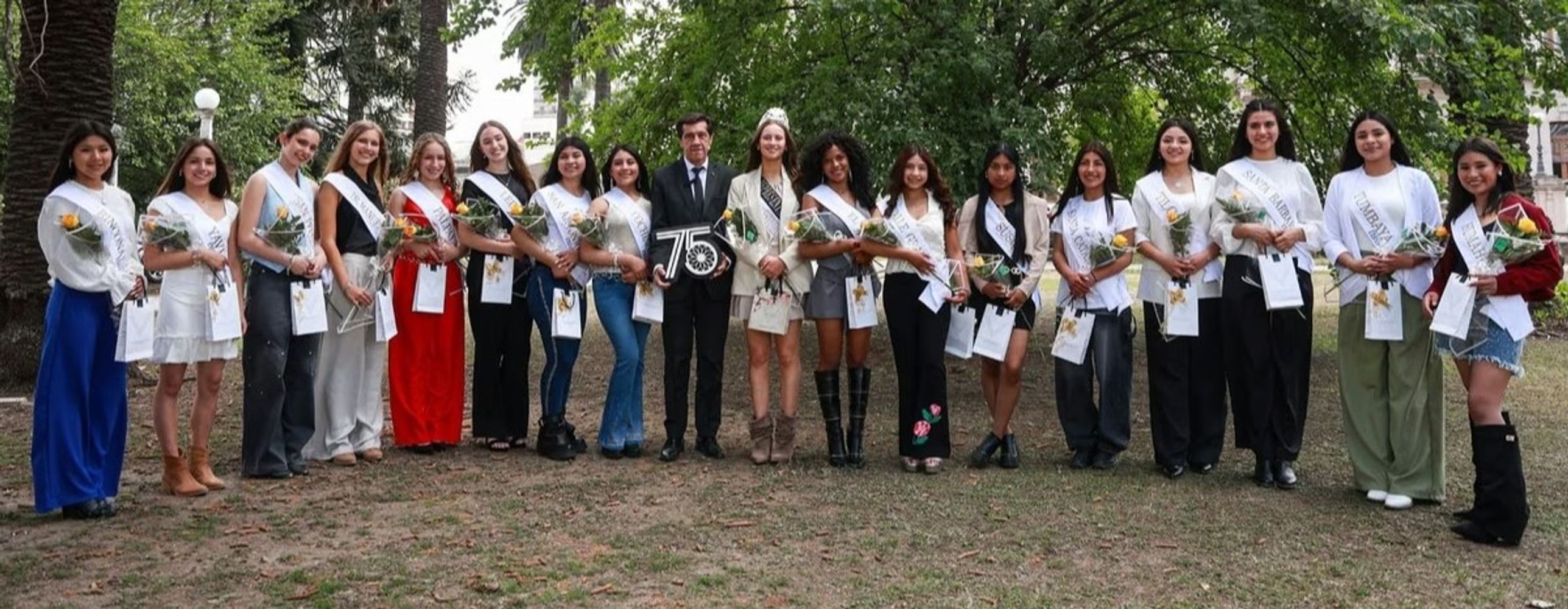 Al centro, el gobernador Carlos Sadir junto a la reina provincial saliente, María Victoria Zamar. Con ellos, las candidatas que participarían el lunes por la noche en la elección de la nueva representante provincial.