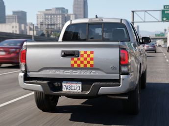 Pocos lo saben: qué significa que un auto tenga una calcomanía de cuadros rojos y amarillos 
