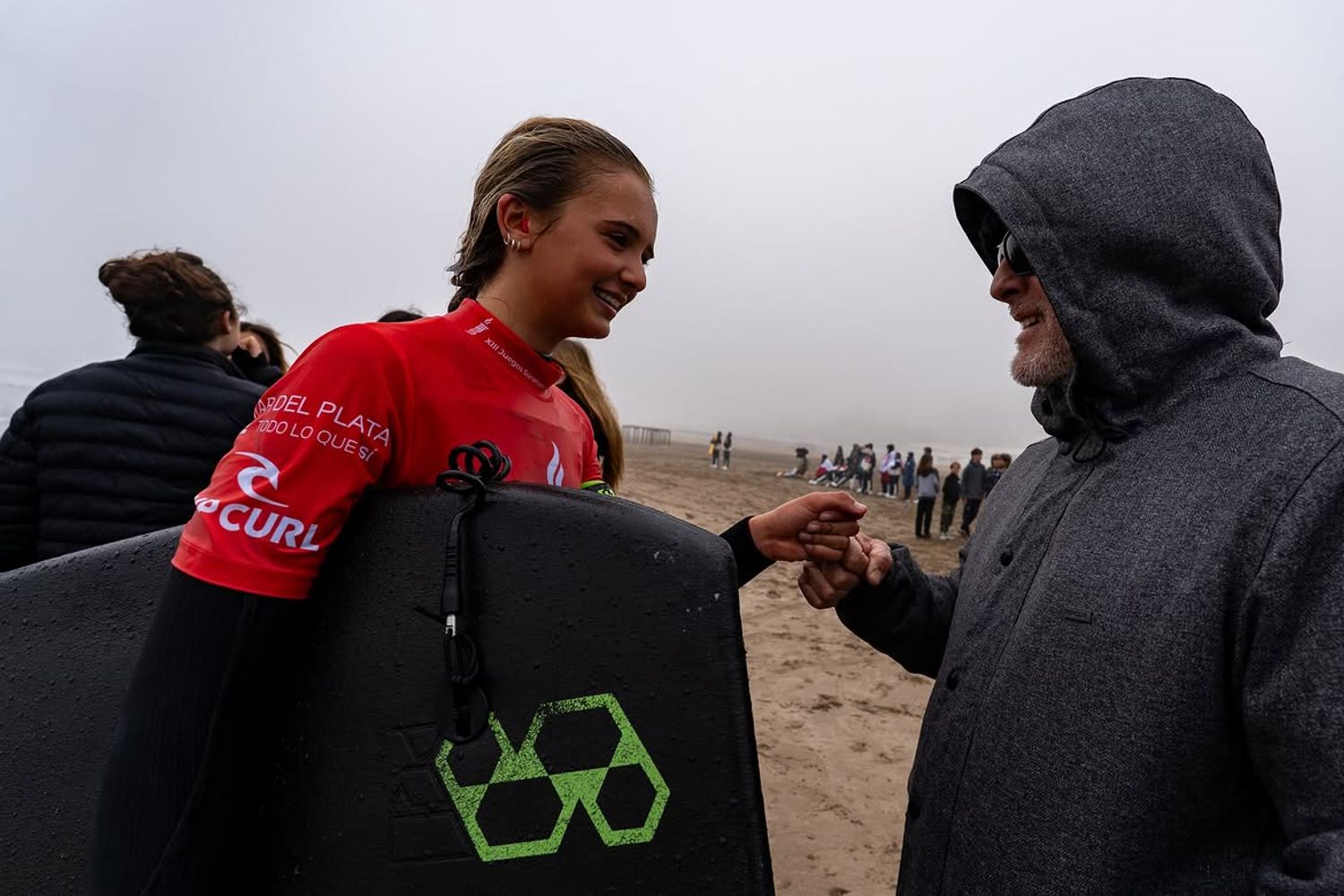 La hija de una modelo y un exarquero brilla en el surf nacional 