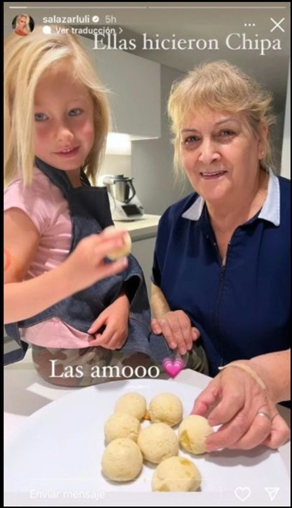 Matilda Salazar junto a su niñera Matilde.