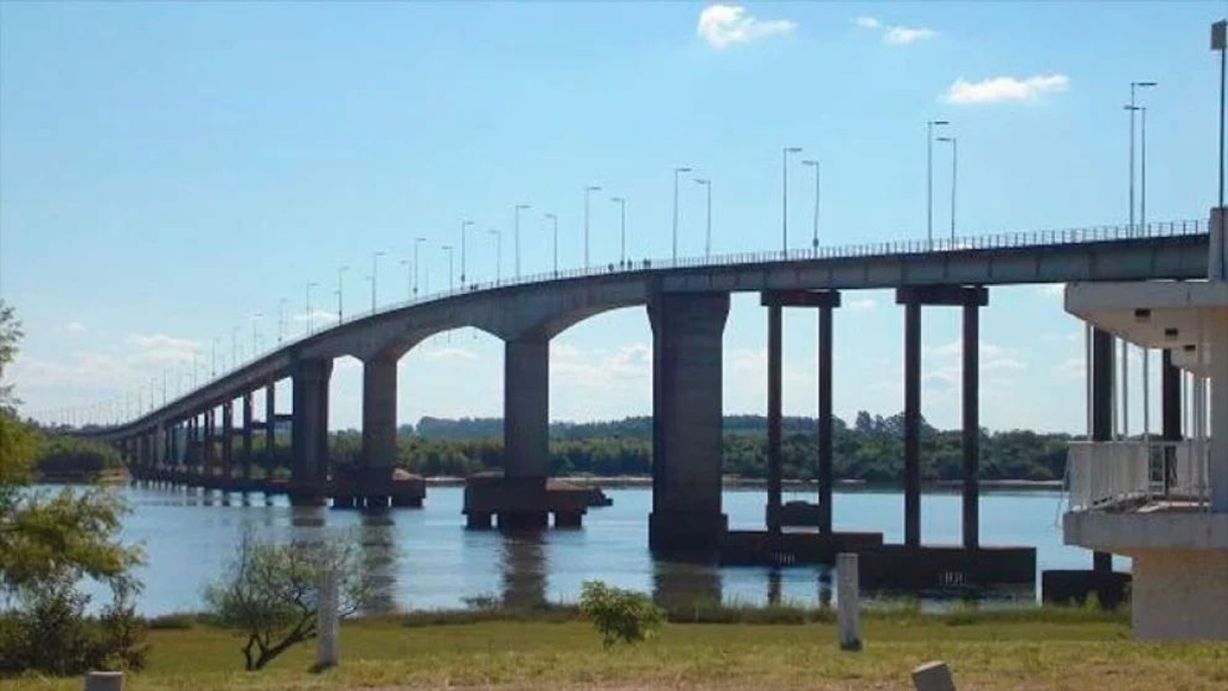 Puente internacional General Artigas
