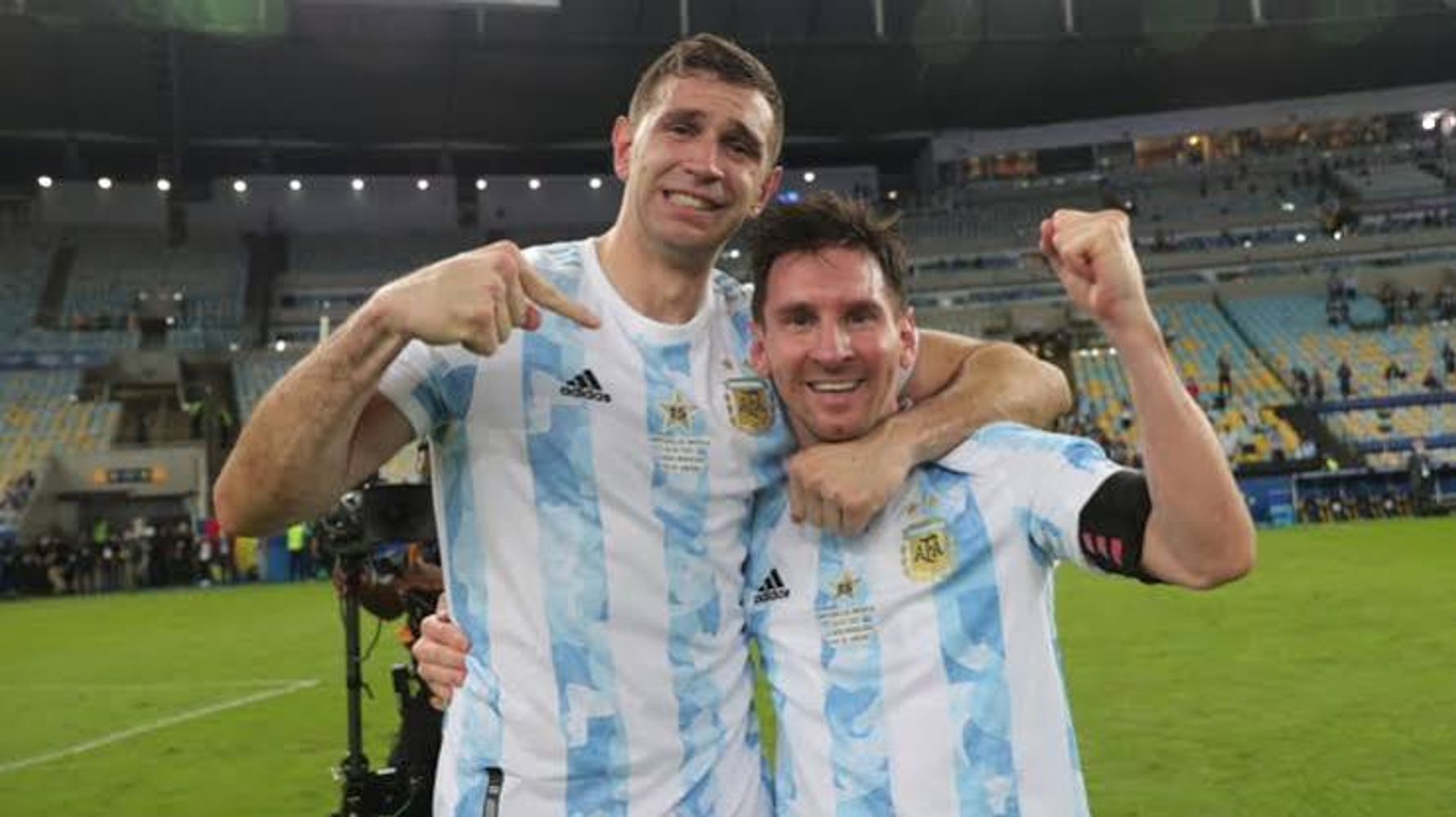 "Dibu" Martínez y Lionel Messi.
