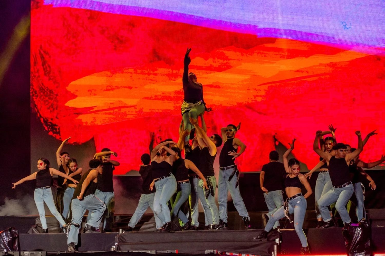 Una coreografía que permitió el lucimiento de los bailarines, acompañó la presentación de las candidatas en la ceremonia del lunes.