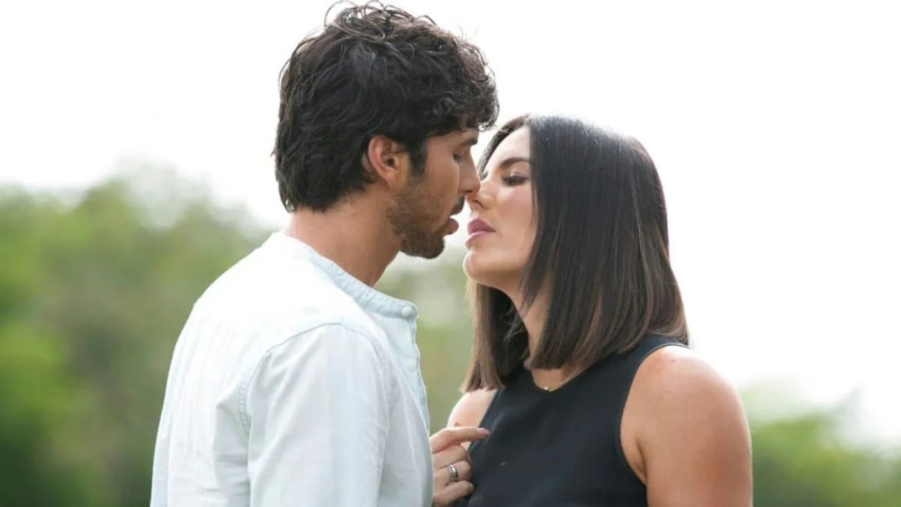 La serie tiene 10 episodios y apuesta por una trama cargada de deseo y tensión emocional.