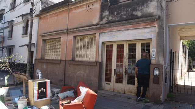Familiares de Barrelier limpian y vacían la vivienda en Alta Córdoba.
