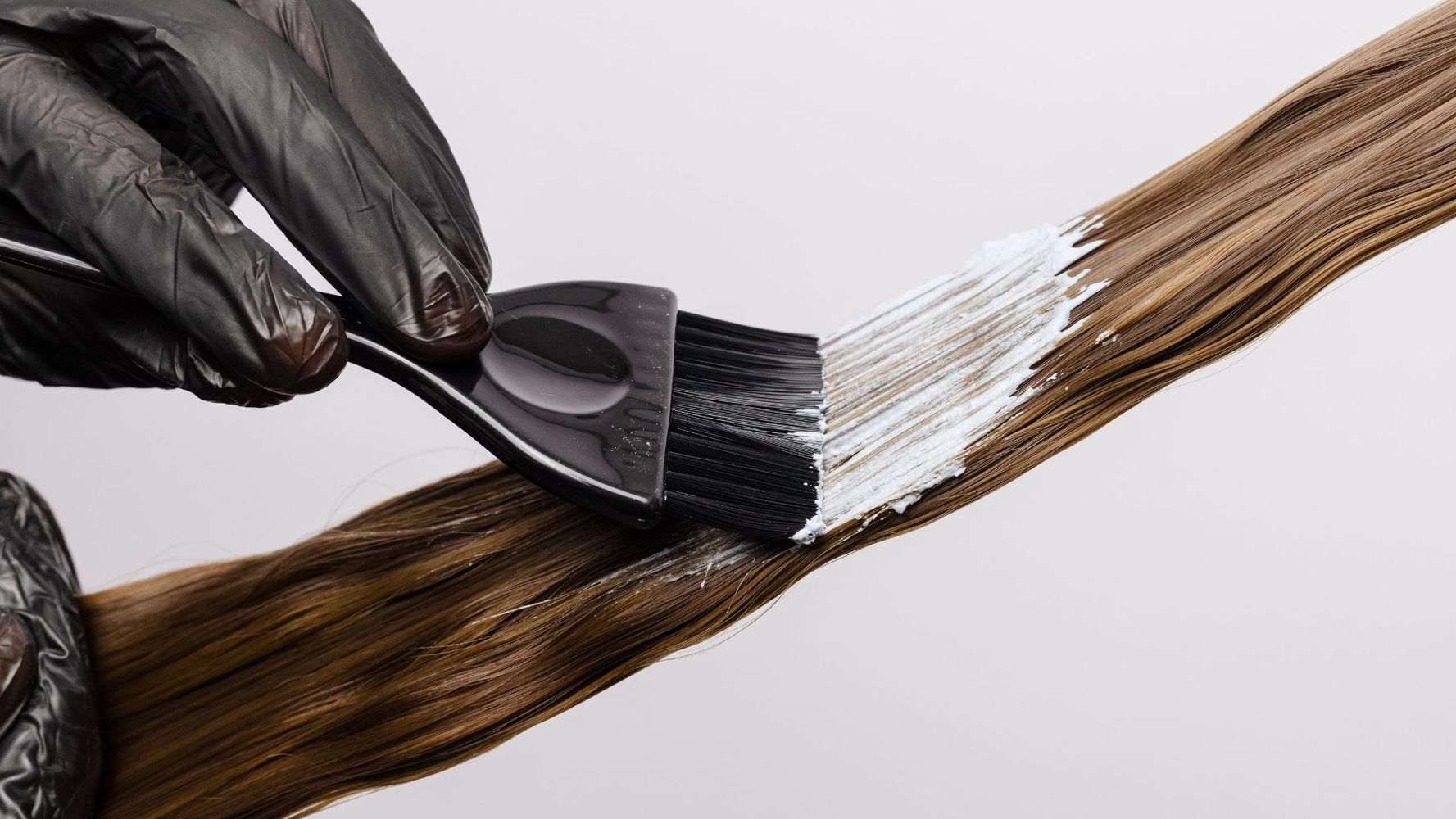 Adiós a teñirse las canas: qué se sabe del tratamiento que busca recuperar el color natural del pelo