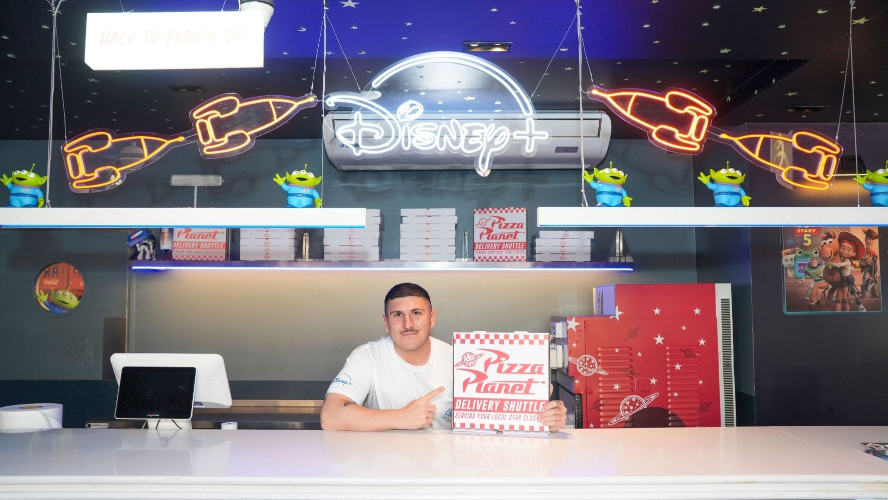La pizzería porteña que se transformó en "Pizza Planeta" de Toy Story 5: qué se puede comer y cómo ganar premios exclusivos