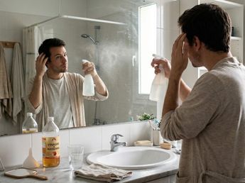 Ponerse vinagre en el pelo: para qué sirve y por qué lo recomiendan muchos peluqueros