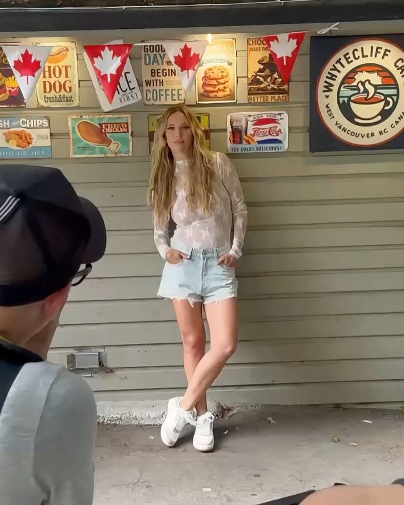 Minishort denim y remera de encaje con transparencias: Luisana Lopilato arrasó con un look urbano y se llevó todas las miradas