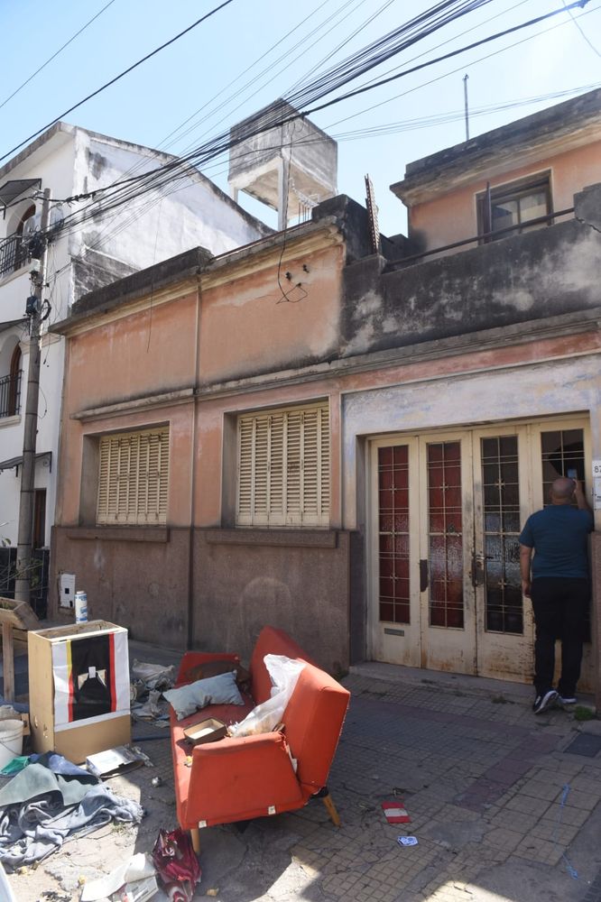 Familiares de Barrelier limpian y vacían la vivienda en Alta Córdoba.