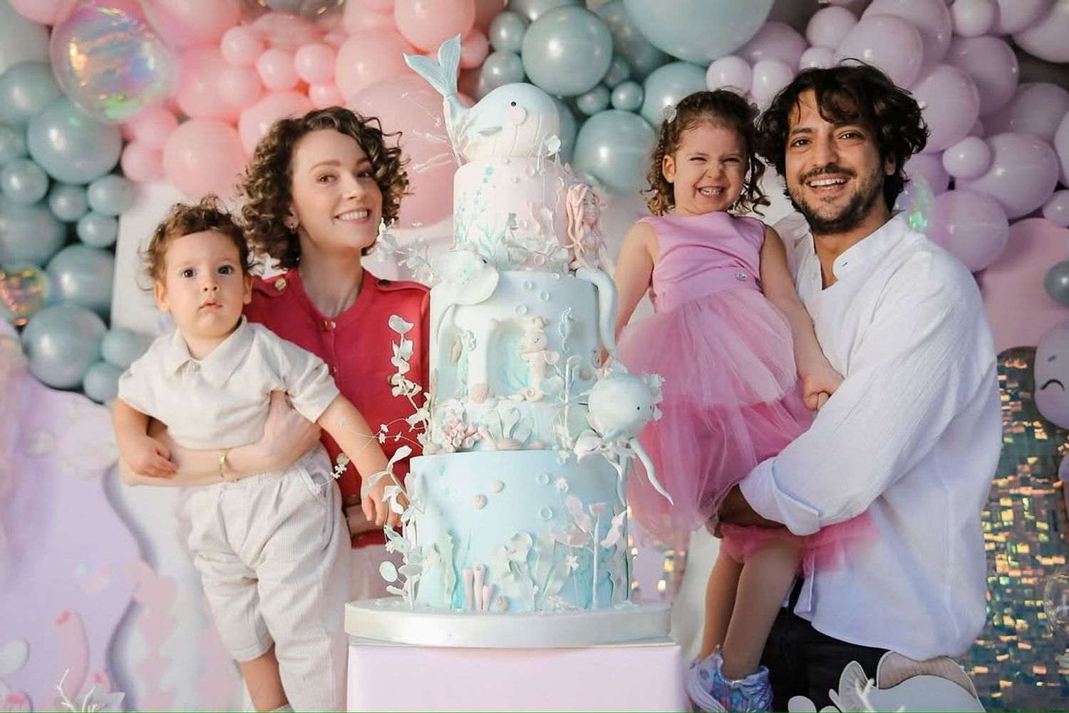 Taner Ölmez y Ece Çeşmioğlu llevan varios años juntos y tienen dos hijos.