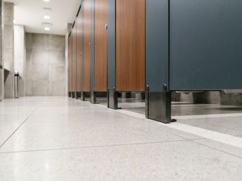 Este es el verdadero motivo por el que las puertas de los baños públicos nunca llegan al suelo