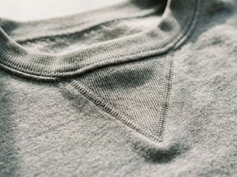 Este es el verdadero motivo por el que algunos buzos o sweaters tienen un parche en forma de tríangulo en el cuello