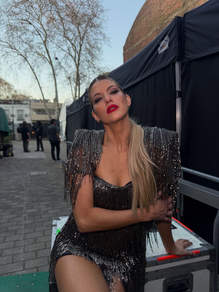 Mery del Cerro arrasó con un minivestido de flecos y brillos: el arriesgado look que se robó todas las miradas