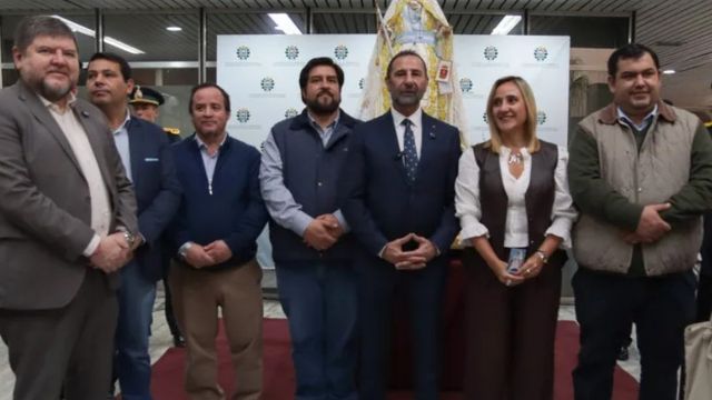 Fernando Juri encabezó la recepción de la imagen en la sede del parlamento municipal.