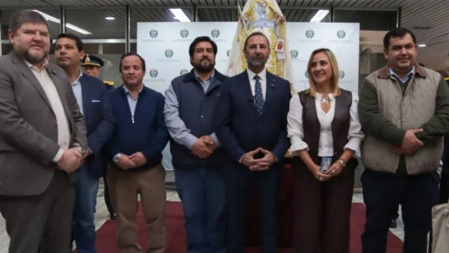 Fernando Juri encabezó la recepción de la imagen en la sede del parlamento municipal.