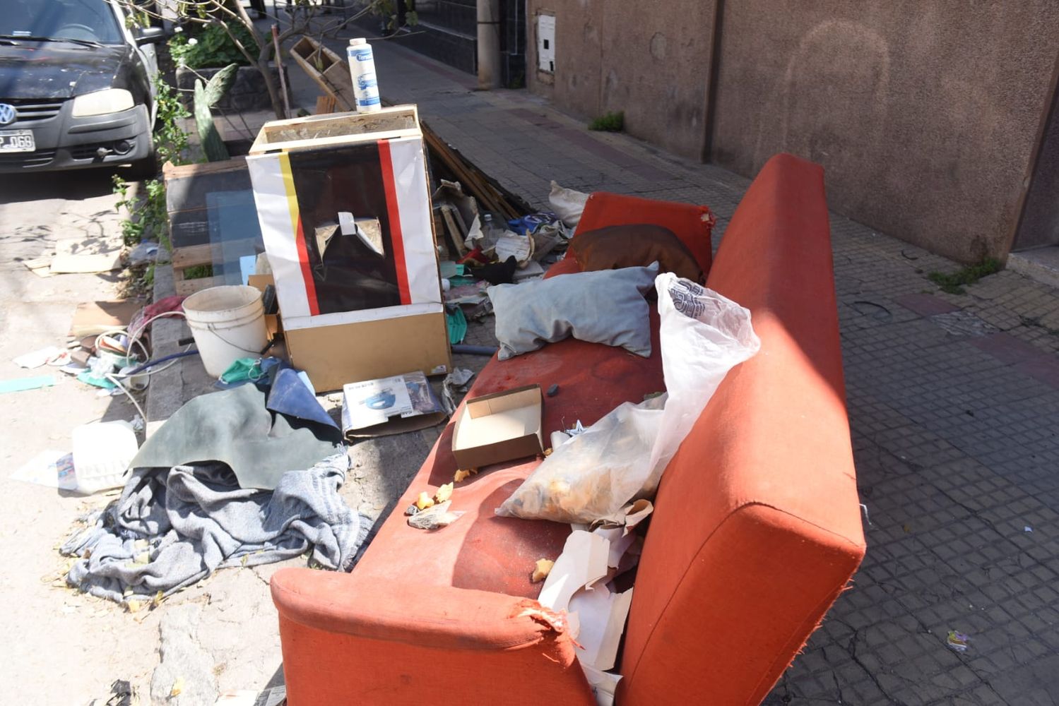 Familiares de Barrelier limpian y vacían la vivienda en Alta Córdoba.