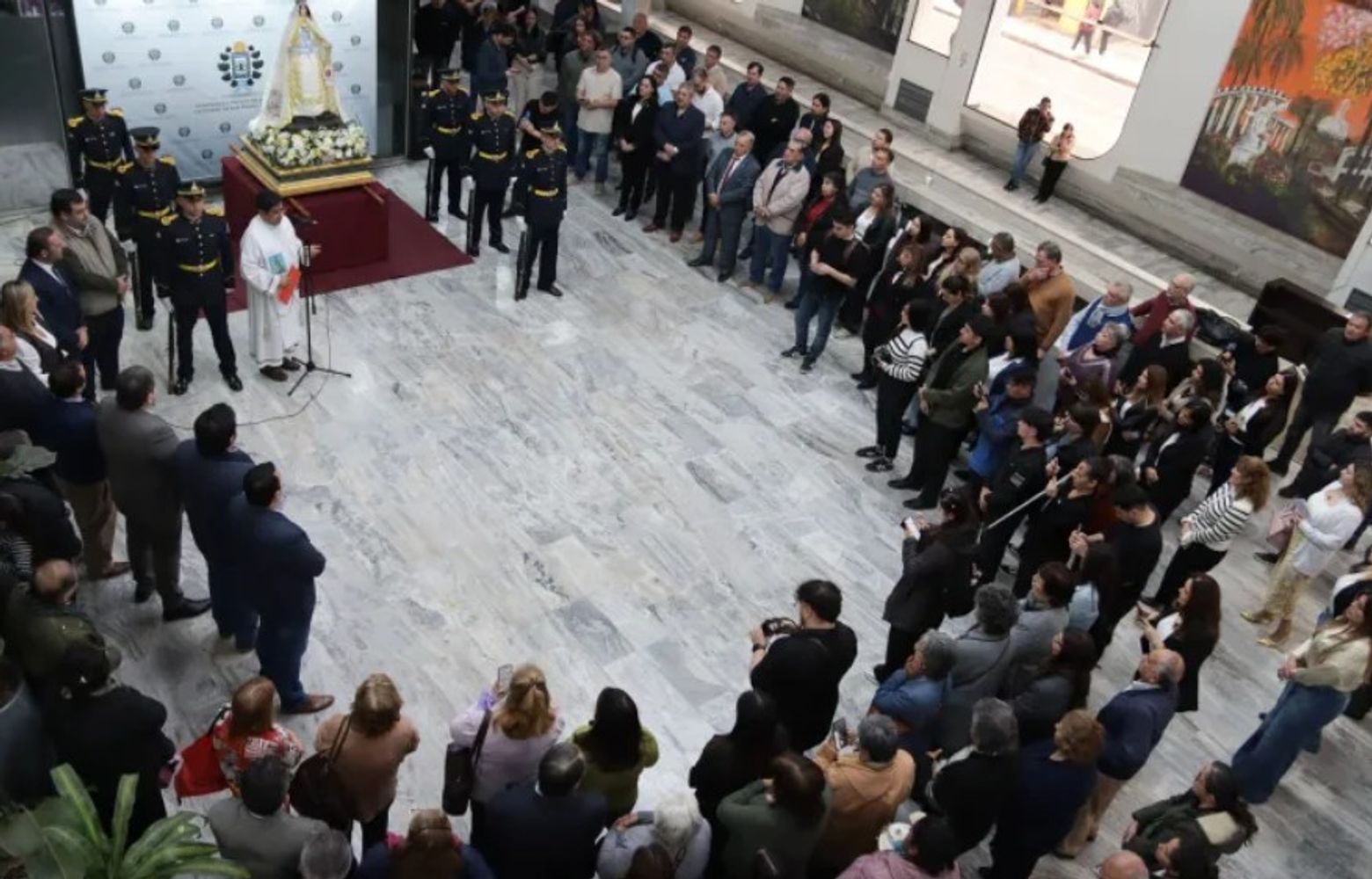 El Padre Abel bendijo a trabajadores, concejales y vecinos en la previa del aniversario de la Batalla de Tucumán.