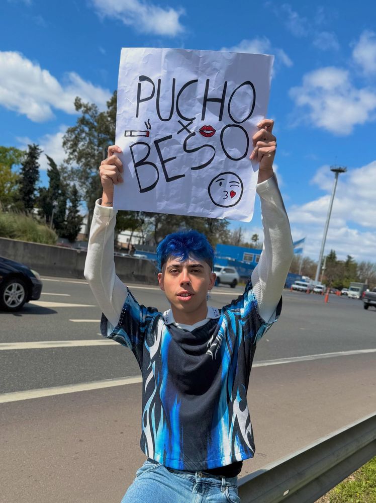 "Puchos por besos": la insólita propuesta de Luck Ra al costado de la ruta que desató una ola de burlas