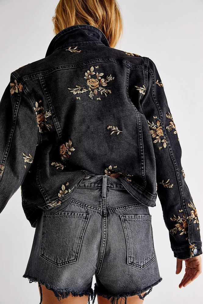 Adiós a la campera de jean clásica: cómo reciclarla con solo un detalle y transformarla en la tendencia de esta primavera 2026