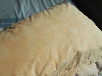 Tres trucos muy sencillos para quitar las manchas de las almohadas y dejarlas como nuevas