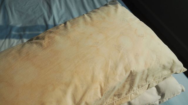Cómo sacar las manchas amarillentas de las almohadas.
