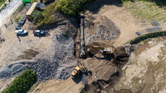 La Provincia construye una obra complementaria para frenar la erosión sobre la margen derecha, donde están en juego un puente, un pozo de captación de agua y barrios cercanos.